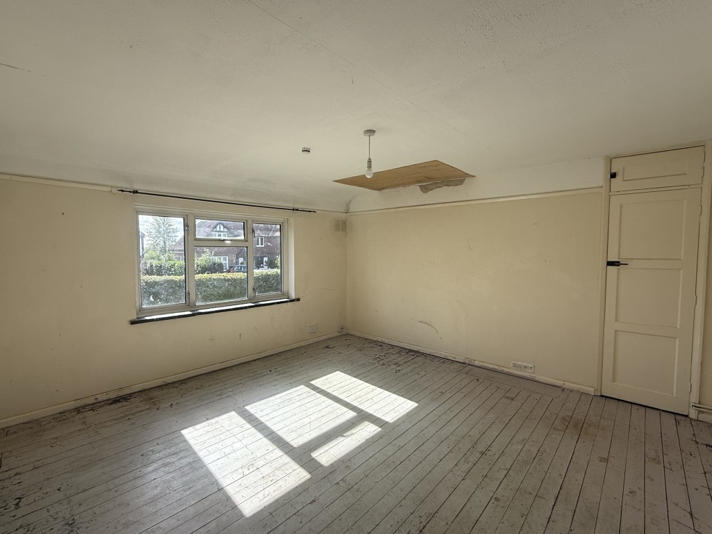 Lot: 136 - BLOCK OF FLATS FOR IMPROVEMENT ON 0.51 ACRE PLOT AND POTENTIAL FOR DEVELOPMENT - Living Room - Flat 18